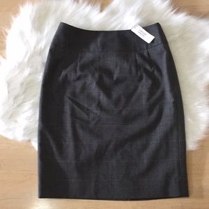 NWT Banana Republic classic grey skirt. Size 4